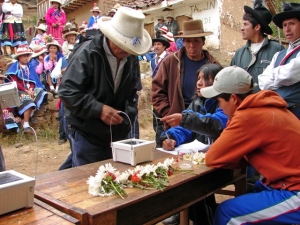 Distributing solar lights supplied by LED, Peru